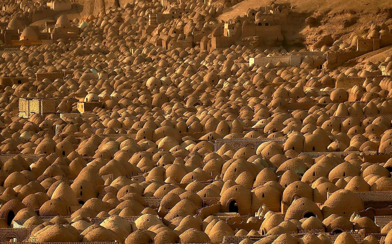 (تصاویر) عجیب ترین قبرستان جهان؛ دریایی از گنبدهای گلی برای مردگان!