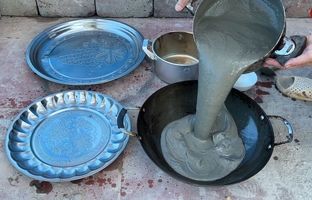 (ویدئو) چگونه با کمک ماهیتابه و دیگ، میز سیمانی زیبا برای حیاط بسازیم؟