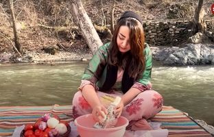 (ویدئو) پخت تماشایی پلو کباب با گوجه کبابی به سبک بانوی روستایی کردستانی