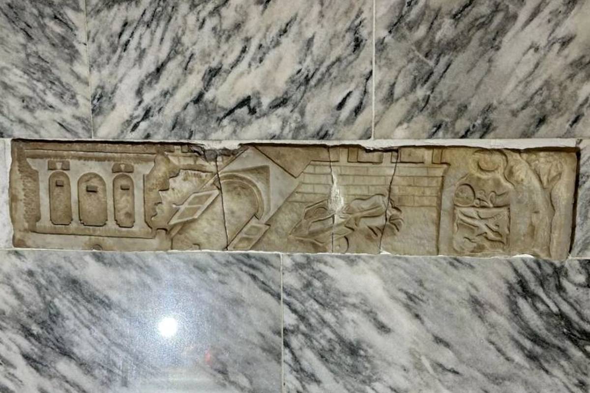 (تصاویر) کشف سنگبرجسته 2000ساله پمپی در دیوار خانهای روستایی