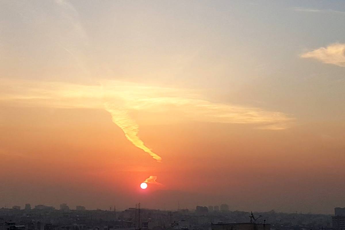 (تصویر) طلوع دیدنی آفتاب در آسمان آلوده تهران