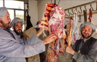 (ویدئو) طبخ تماشایی نان و جغول بغول با جگر گاو توسط خانواده روستایی افغانستانی