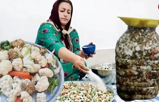 (ویدئو) تهیه ترشی محلی خانگی به شیوه تماشایی بانوی روستایی گیلانی