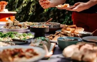 ۶ راهکار برای فرار از نفخ بعد از پرخوری در شب یلدا