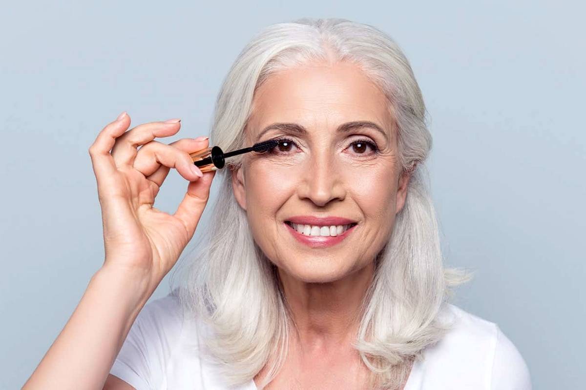 ترفندهای آرایشی جوان تر شدن چهره برای خانم های مسن و میانسال