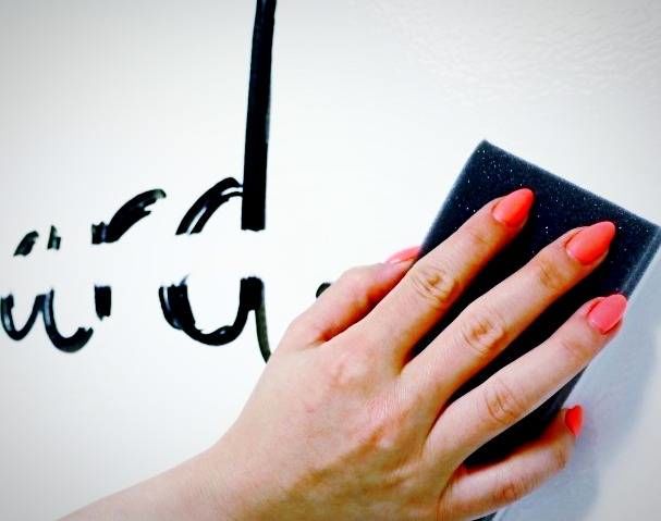 آموزش کامل تمیز کردن تخته وایت برد + رفع لکه های مقاوم