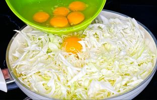 (ویدئو) طرز تهیه یک شام ساده با کلم و تخم مرغ به روش آشپز اهل ترکیه