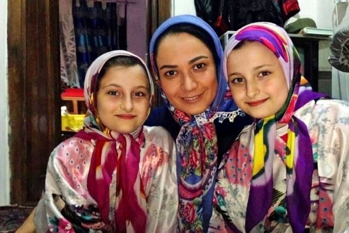 (تصاویر) ژست بامزۀ سارا و نیکای خردسال در پشت صحنۀ پایتخت