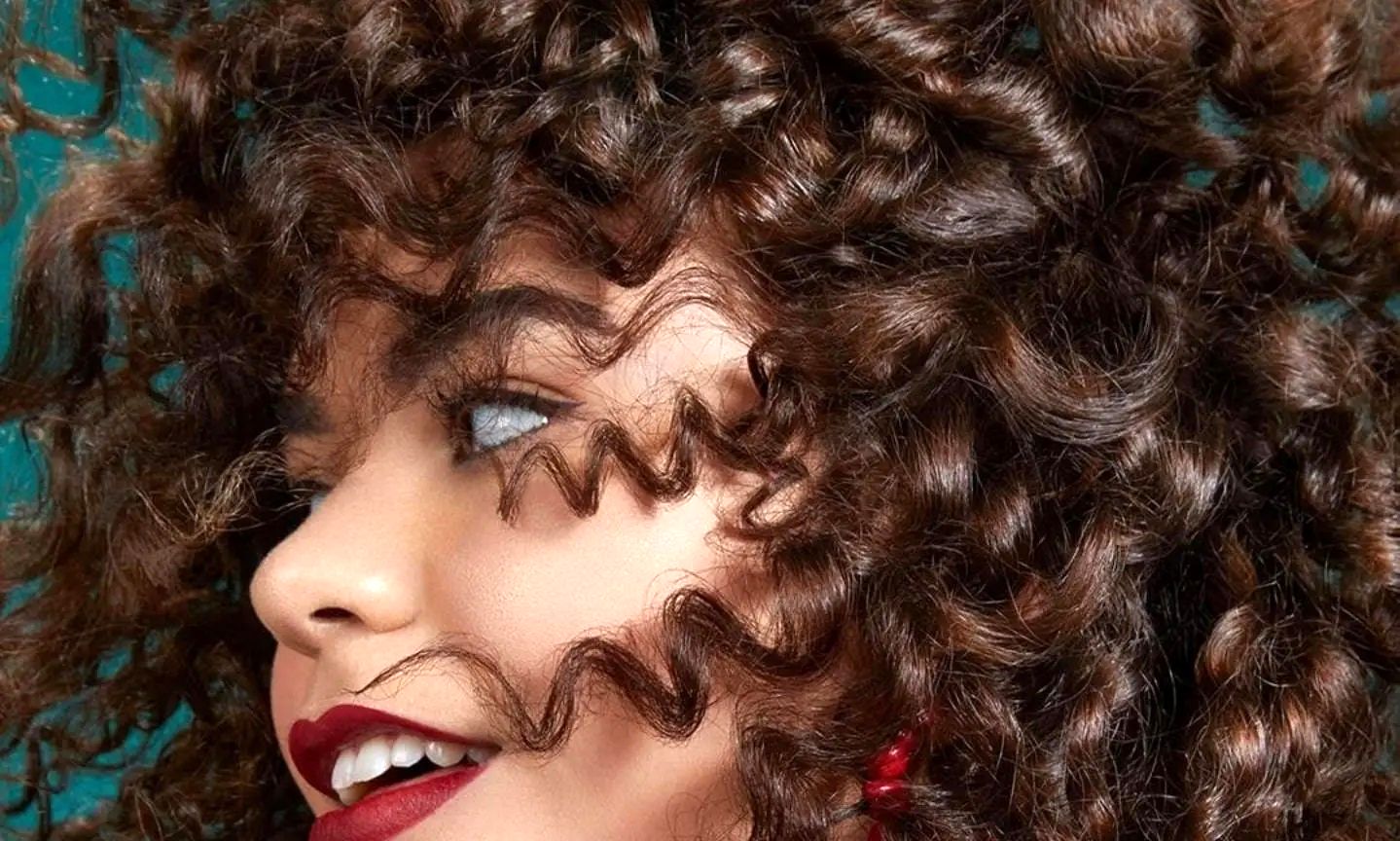 چگونه مو‌های خود را بدون حرارت دادن فر کنیم؟