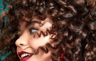 چگونه مو‌های خود را بدون حرارت دادن فر کنیم؟