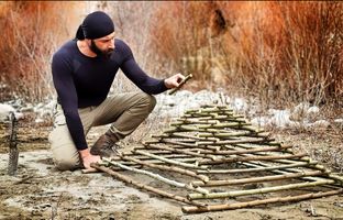 (ویدئو) ساخت یک تله جالب و عجیب با شاخه های درخت برای صید ماهی در رودخانه