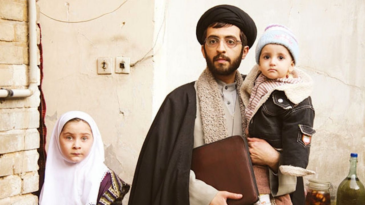 تصویری از طلبه جوان فیلم طلا و مس در کنار زن و بچه واقعی‌اش