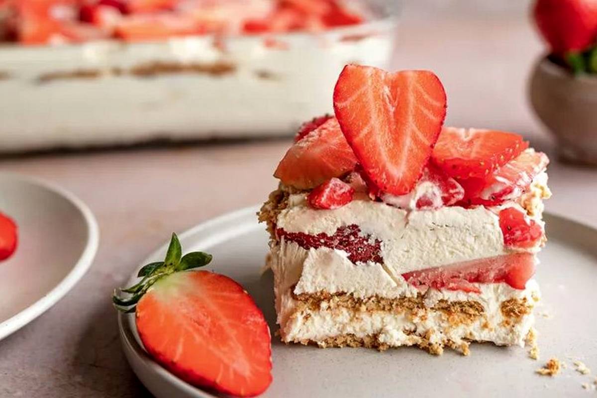 این کیک میوهای رو برای یه عصر بهاری بدون نیاز به گاز و فر درست کن!