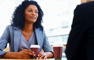 می‌خواهید با افزایش سن زن باکلاس‌تر و برازنده‌تری شوید؟ این 8رفتار را حذف کنید