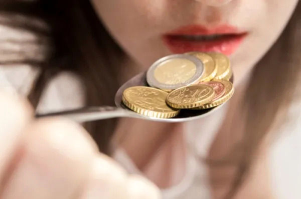 مزه فلز دهان یعنی چه ؟ از علل تا درمان های خانگی