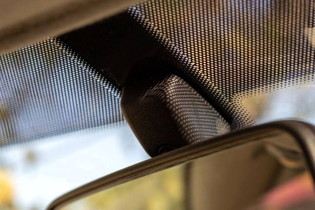 چرا نقطههای سیاه روی شیشه جلوی اتومبیل مهم هستند؟