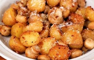 (ویدئو) طرز تهیه یک غذای کانادایی متفاوت با 12 سیب زمینی کوچک