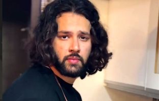 هنرنمایی قابل تقدیر جوان ایرانی؛ اجرای آهنگ بر فراز آسمان‌ها با نیم‌پرده بالاتر! + ویدئو