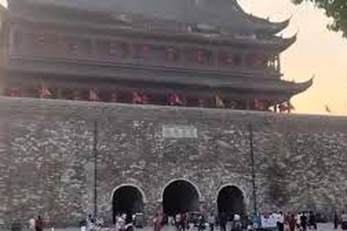 لحظه هولناک فرو ریختن ساختمان باستانی در شهر فنگ یانگ + ویدئو