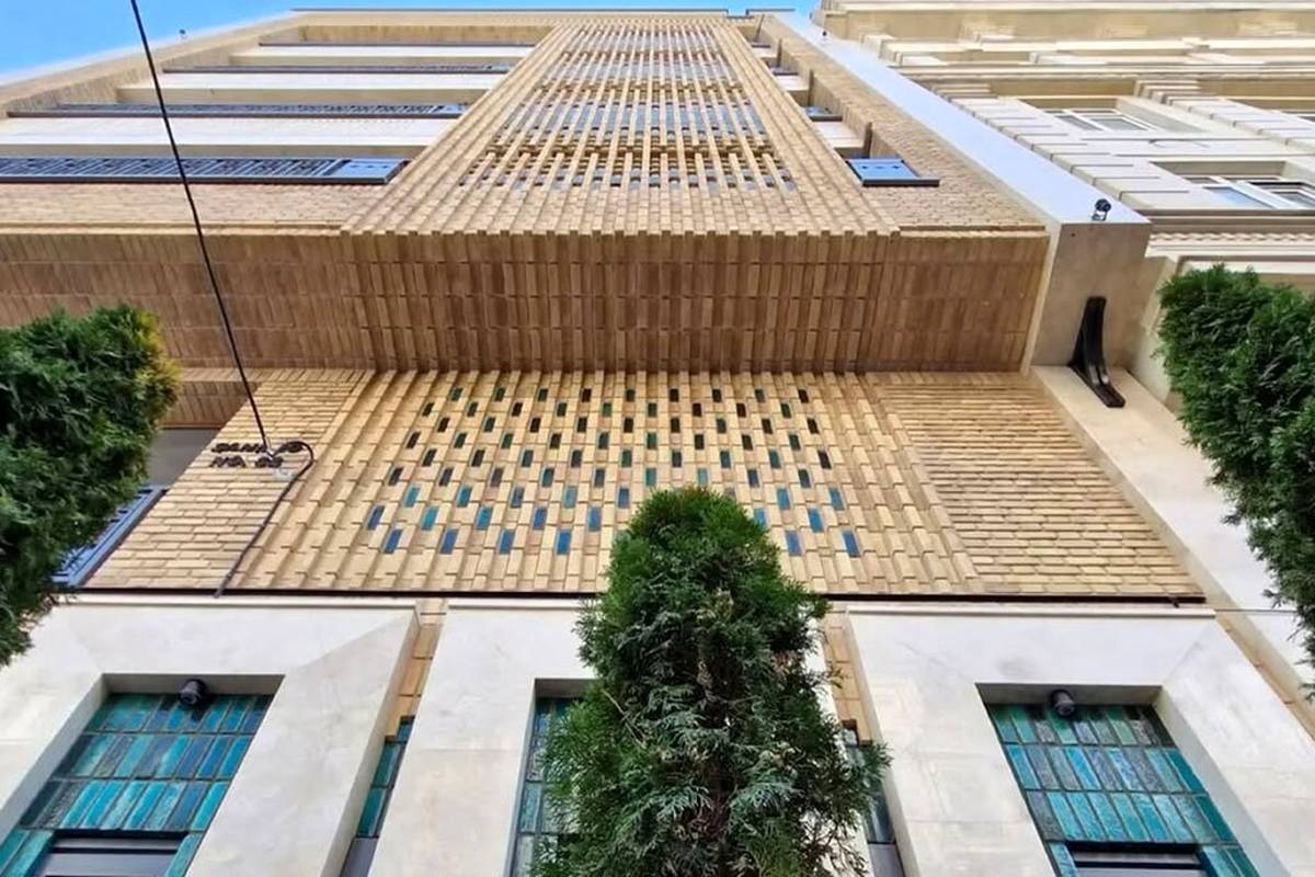 بازی نور، سایه و حریم خصوصی با آجر مشبک؛ سرای ثنا در جنت آباد تهران