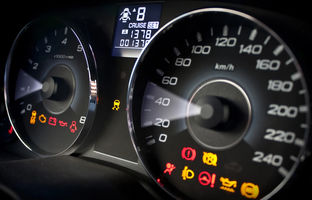 علت روشن شدن همه چراغ های پشت آمپر چیست؟