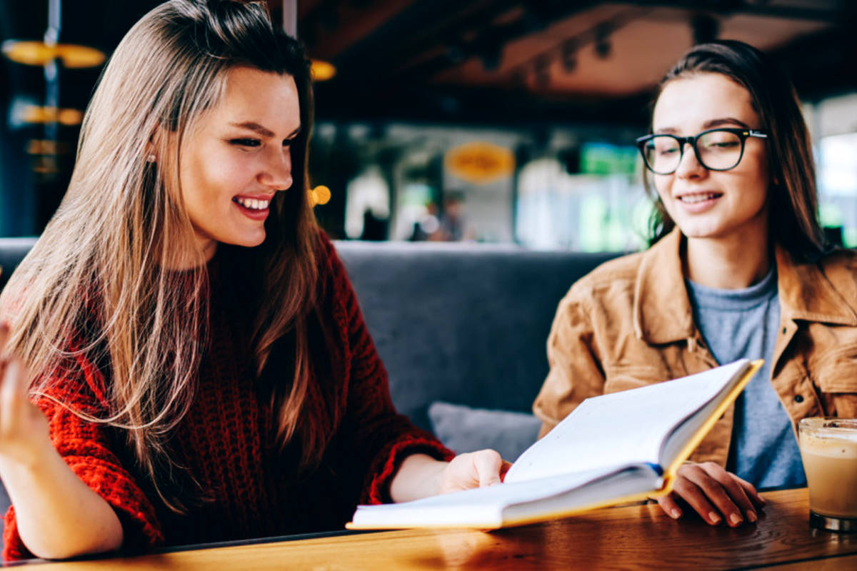۹ ترفند زبان بدن که افراد با اعتماد به نفس از آن ها برای اثرگذاری روی دیگران استفاده می کنند