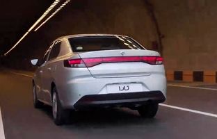 (ویدیو) آبروریزی کیفیت بدنه محصول ایران‌خودرو؛ تو رفتن بدنه با فقط یک نِی پلاستیکی!