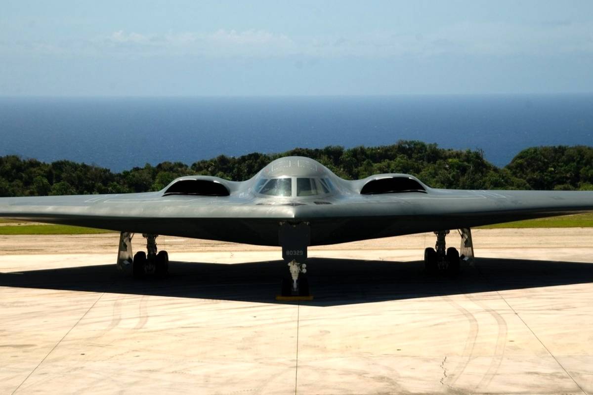 یک عکس قدیمی از خط تولید بمب‌افکن B-2 Spirit 