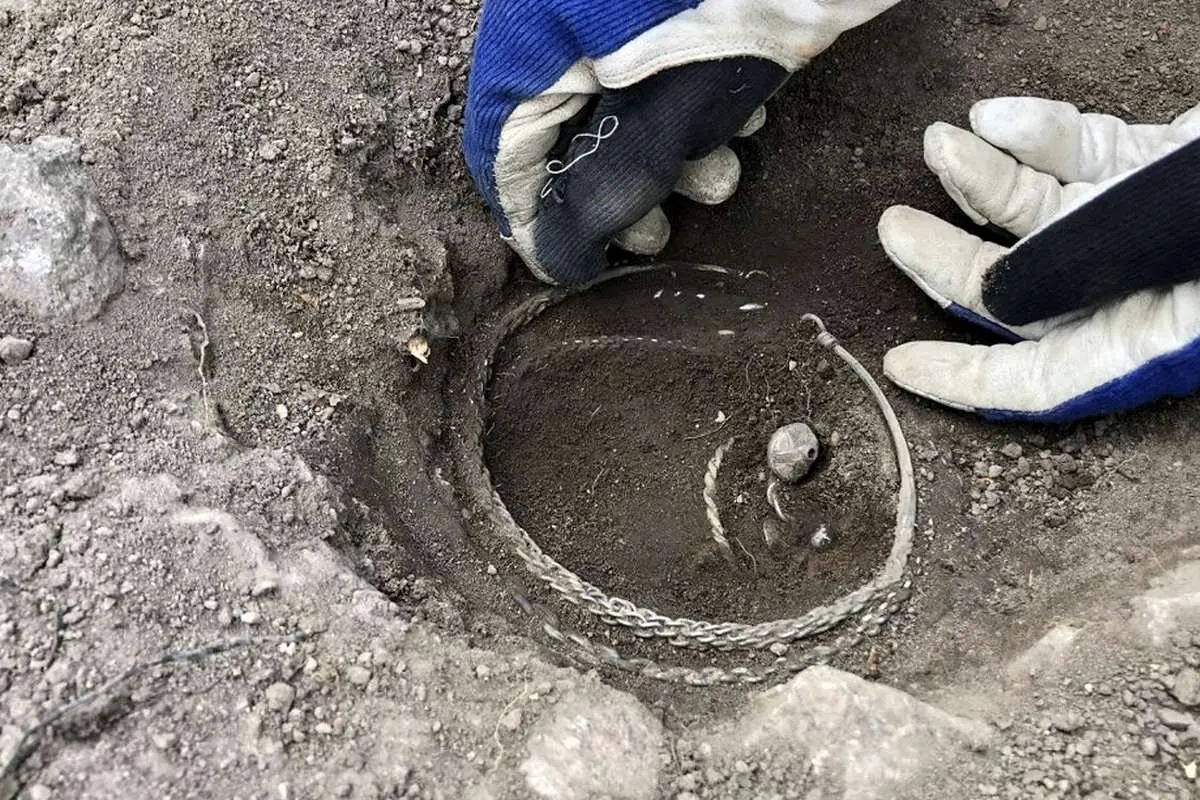 کشف گنج دستبندها و سکهها از زیر یک خانه هزارساله