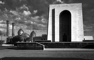 «گارد جاویدان مقابل مقبره رضاخان»؛ سال ۴۱ + تصویر