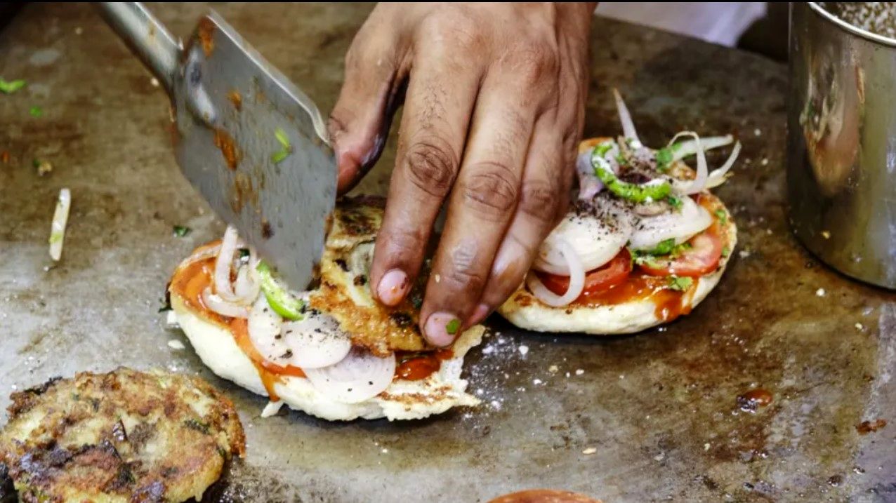 چرا ممنوعیت «تف کردن» در غذا در هند جنجال‌برانگیز شده است؟