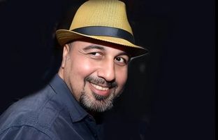 رفتار جالب رضا عطاران در یک آنتیک فروشی + ویدئو