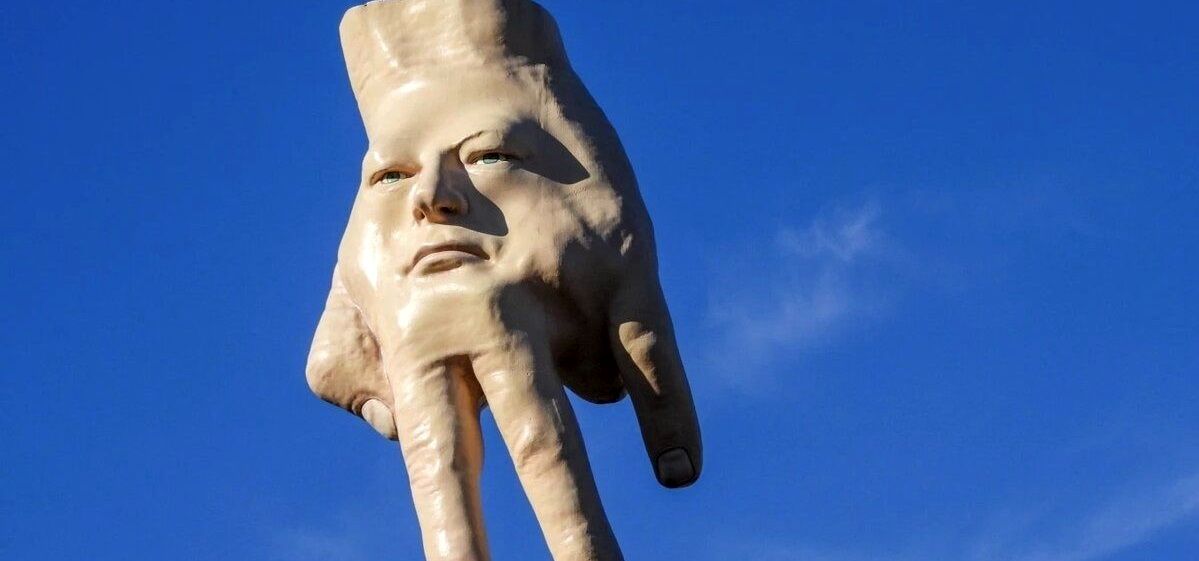  مجسمه‌ اخمو، شهر را به هم ریخته است + عکس