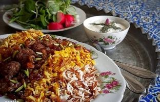 خوشمزه بپزید؛ دستور تهیه رشته‌پلو با خرما و کشمش، سحری گرم و مقوی 
