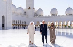 بازدید نخست وزیر انگلیس از مسجد شیخ زاید ابوظبی + ویدئو