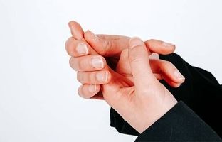 چرا گاهی انگشت‌ها قفل می‌شوند؟ + ویدئو