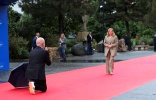 نخست‌وزیر آلبانی برای جورجیا ملونی زانو زد! + ویدئو