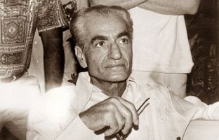 محمدرضا پهلوی سوار بر کالسکه در مصر؛ سال 1318 + تصویر