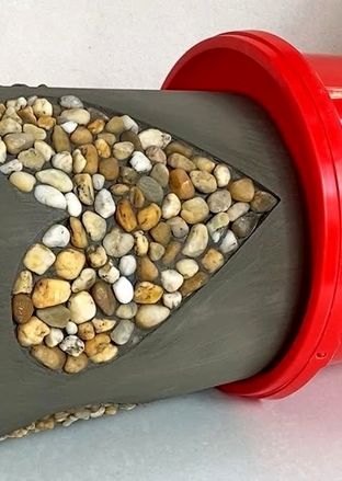 ببینید؛ نحوه درست کردن یک گلدان خاص با سیمان و سنگ ریزه به روش استاد چینی
