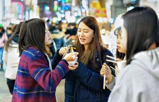 زنان کره‌ای در حال رخت شستن؛ 87 سال قبل + تصویر