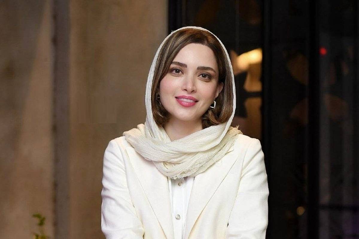عکس زمستانی بهنوش طباطبایی با پالتوی قرمز