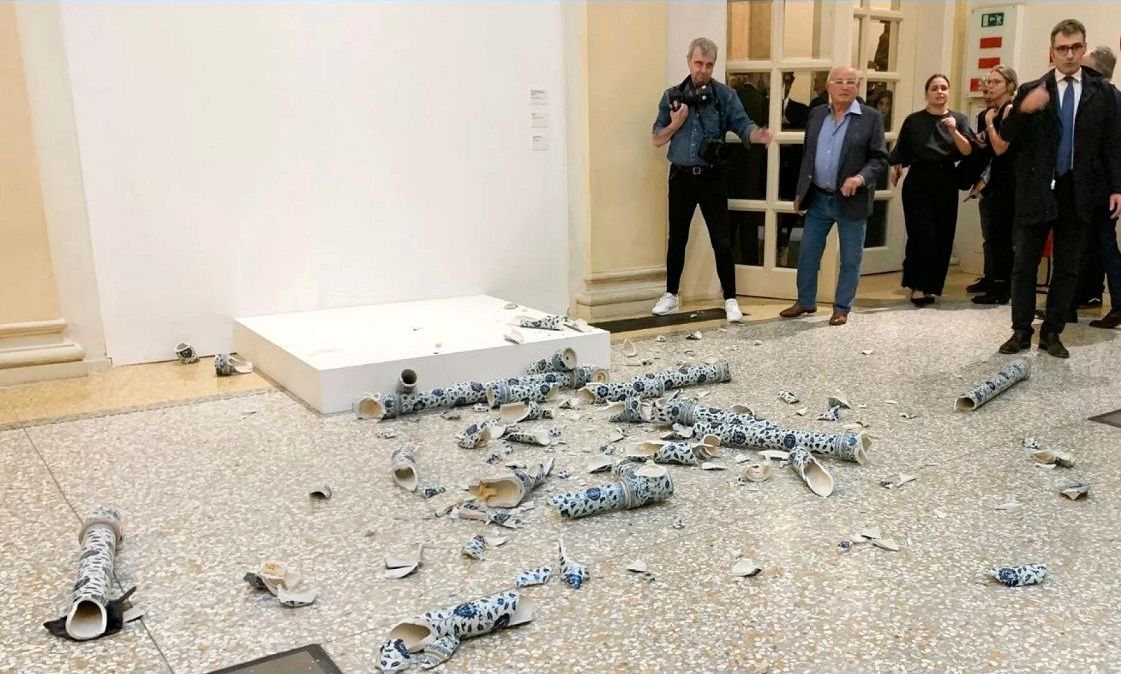 (عکس) مرد 57 ساله مجسمه‌ معروف یک نمایشگاه در ایتالیا را شکست!