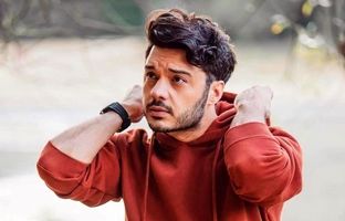 ایلیاس یالچینتاش خواننده معروف ترکیه‌ای به اتهام توهین به یک زن ایرانی دادگاهی شد