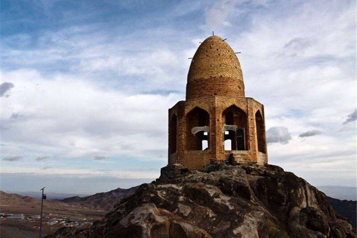 داستان کوه گنبد باز نطنز چیست ؟ + عکس کوه باز نطنز | مقبره باز شکاری محبوب شاه عباس صفوی را ببینید