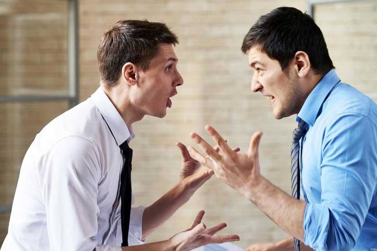  ۱۱ رفتار اشتباه که تظاهر می‌کنیم بخشی طبیعی از زندگی روزمره‌اند 