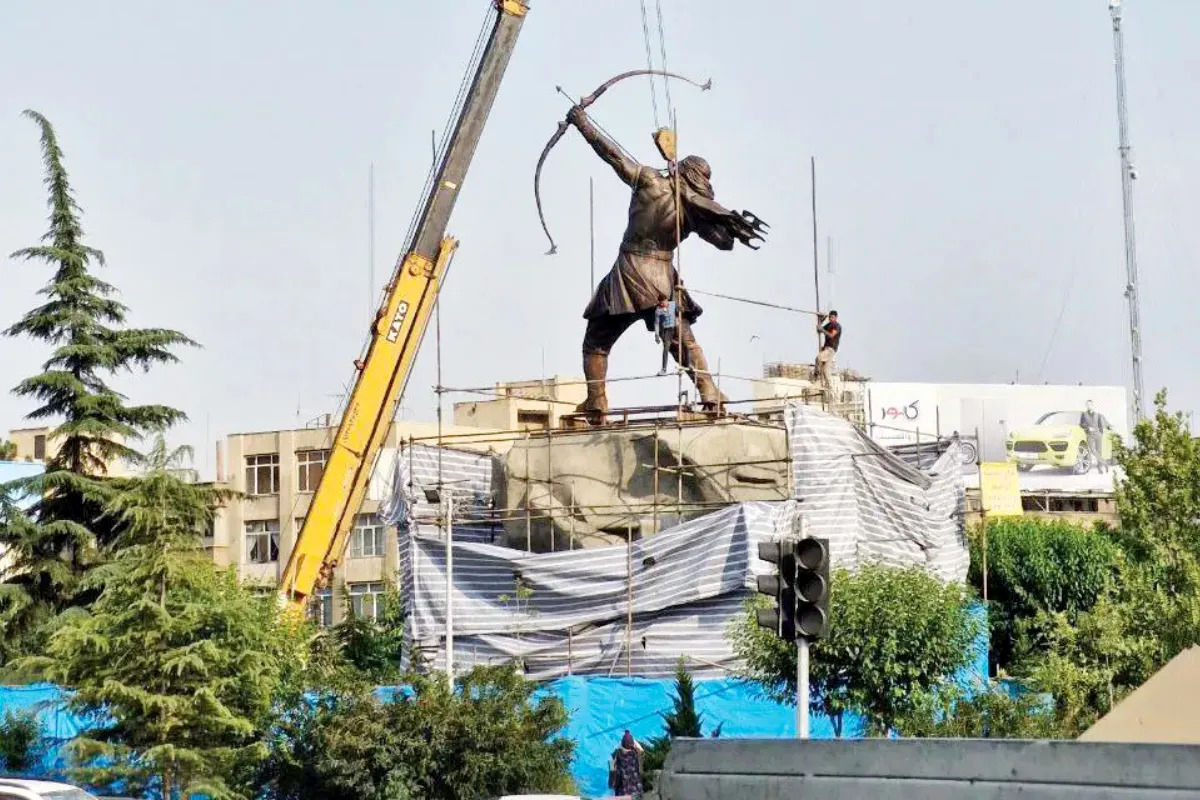 نصب بزرگ‌ترین مجسمه برنزی ایران در تهران؛ آرش کمانگیر در میدان ونک + ویدئو
