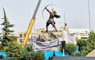 نصب بزرگ‌ترین مجسمه برنزی ایران در تهران؛ آرش کمانگیر در میدان ونک + ویدئو