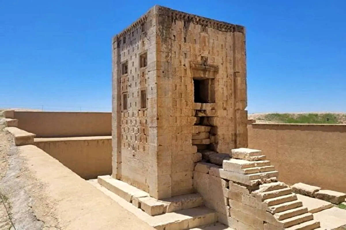  خوشگذرانی دو مسافر در اطراف کعبه زرتشت ۱۴۰ سال پیش با سماور زغالی 