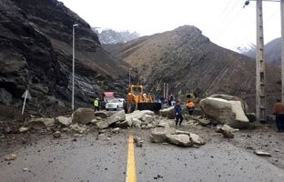 ریزش سنگ در جاده چالوس و هراز؛ پلیس راه هشدار داد
