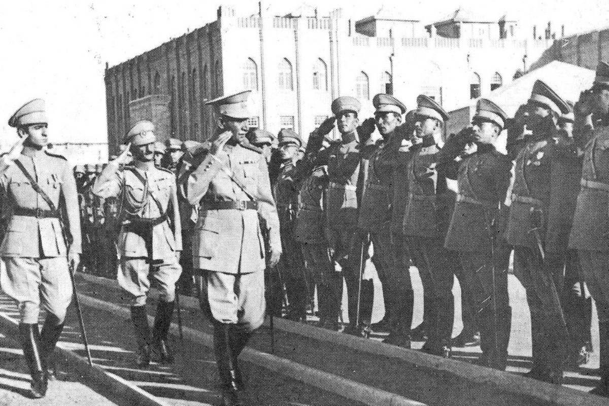 رضاخان در حال سان دیدن از دانشکده افسری؛ دهه 1310